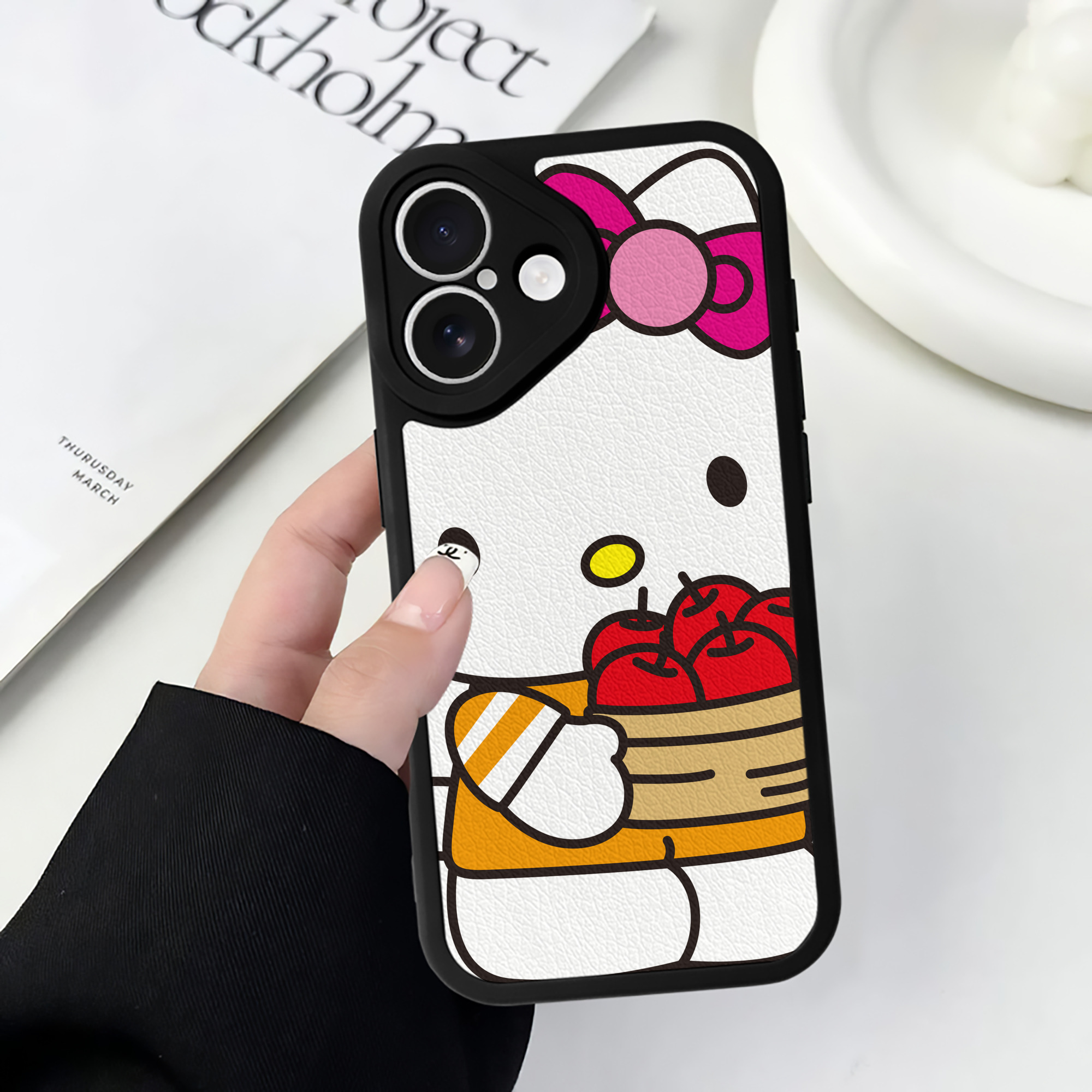 （画像用） Hello Kitty ハローキティ 【iPhone 16シリーズ対応】シリコンスマホケース（レザー調） 材質：シリコン